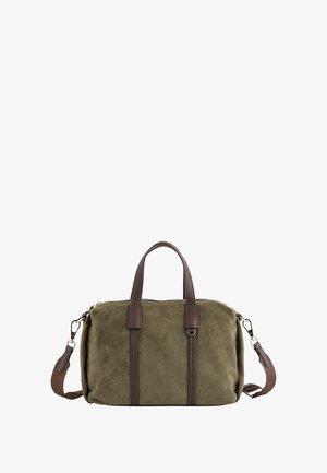 Sac de sport en daim vert olive avec des anses en cuir marron foncé et une bandoulière réglable, fermeture éclair en métal à l'avant.