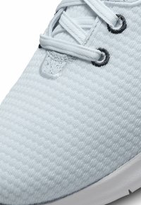 Nike Performance FLEX EXPERIENCE RN 11 - Sapatos para corrida em estrada - football grey black white bright crimson