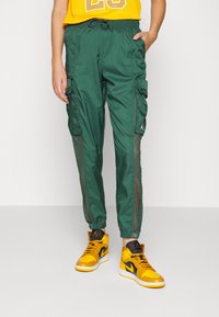 Jordan W J ESSEN UTILITY - Calças cargo - noble green
