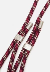 Cordones trenzados en burdeos y crema con extremos metálicos plateados y acentos de marca grabados, que presentan una superficie texturada y un diseño plano.