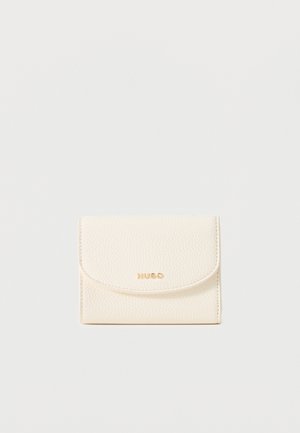 Kleine beiger, strukturiertem Leder Geldbörse mit geschwungenem Überschlag und goldenem "HUGO"-Logo auf der Vorderseite vor hellem Hintergrund.