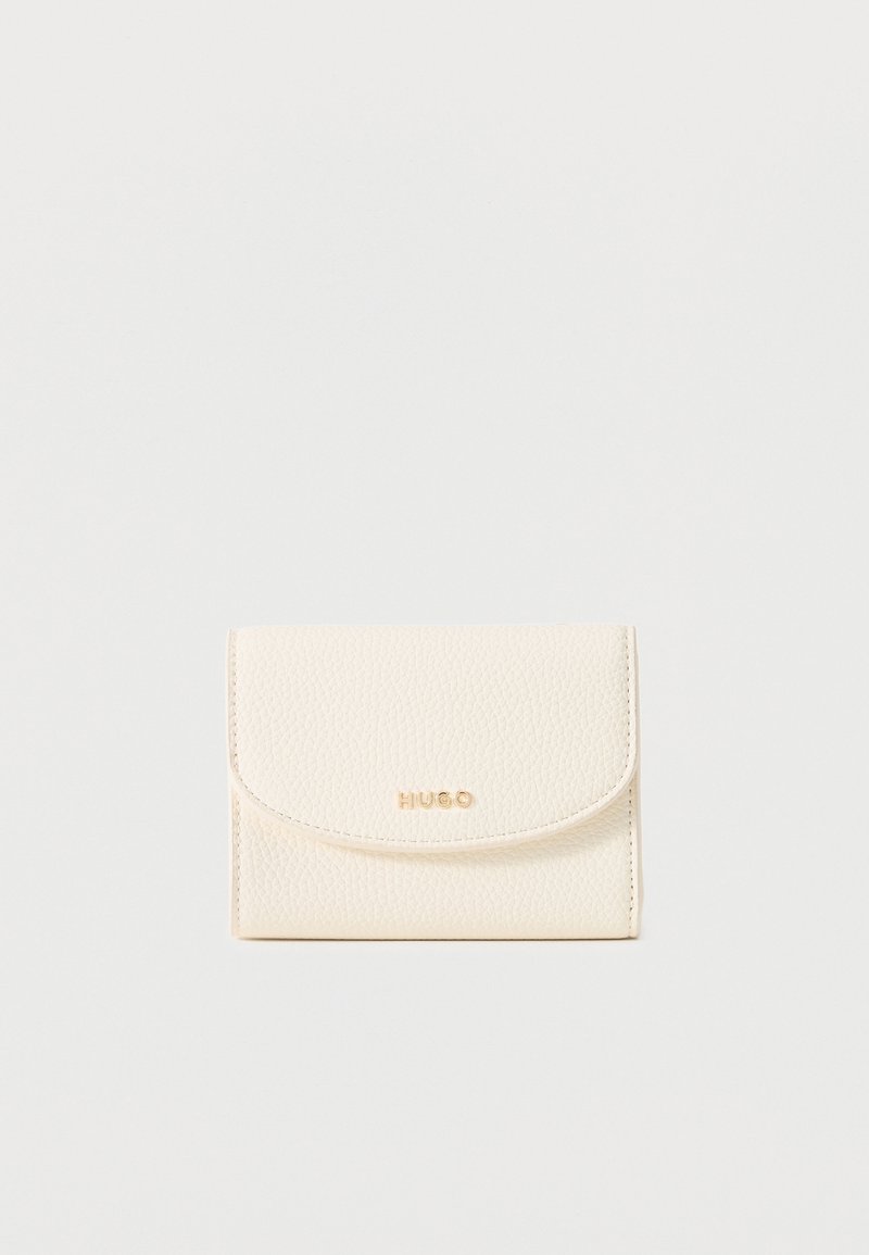 Μικρό πορτοφόλι από κρεμ χρώματος δέρμα με υφή, με καμπυλωτό καπάκι και χρυσό λογότυπο "HUGO" στο εμπρόσθιο μέρος, σε φωτεινό φόντο.