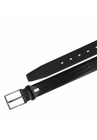 Zwarte leren riem met een gestructureerd, reliëfpatroon; vlak ontwerp; rechthoekige zilveren gesp; logo-accent bij de gesp; verstelbaar met meerdere gaten.