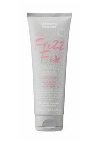 Zilveren buis shampoo met roze tekst gelabeld "Frizz Fix." Bevat 250 ml product. Heeft een gestructureerde afwerking en een flip-top dop.