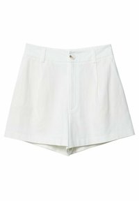 Pantaloni corti bianchi con un design sartoriale, dotati di due tasche frontali, una chiusura con un bottone e un tessuto liscio, leggermente texture.