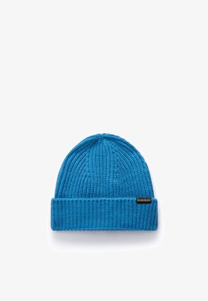 Blauwe gebreide beanie met een geribbelde textuur, voorzien van een omgeslagen rand en een klein logo-label aan de zijkant voor branding.