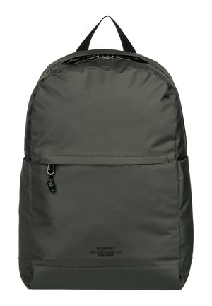 Vihreä oliivinvärinen reppu, joka on valmistettu sileästä ja kestävästä kankaasta. Varustettu ylhäällä olevalla kahvalla, etupuolen vetoketjullisella taskulla ja huomaamattomalla brändäyksellä alareunassa.