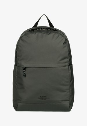 Olijfgroene rugzak van glad, duurzaam materiaal. Voorzien van een handvat aan de bovenkant, een ritsvak aan de voorkant en subtiele branding aan de onderkant.