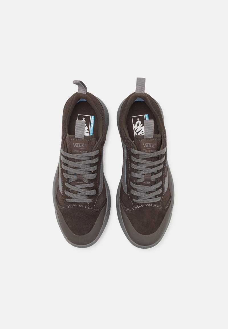 Un par de zapatillas Vans UltraRange marrones con cordones grises y tiradores, vistas desde arriba sobre un fondo blanco.