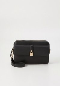 Svart skinnväska med axelrem, dragkedjestängning, guldfärgade detaljer, en frontflik med ett hänglås och ett avtagbart handledsrem.