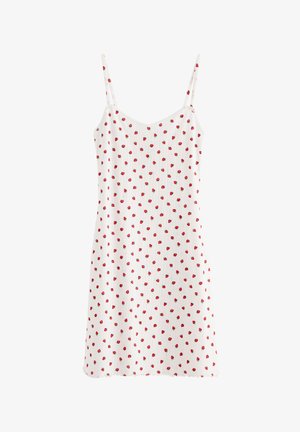Hvid ærmeløs kjole med tynde stropper og spredt lille rødt jordbærmønster, ribbet tekstur og lige kant.
