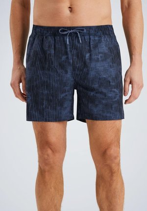 Pantaloni da bagno navy con stampa testurizzata caratterizzata da righe verticali. Realizzati in tessuto a asciugatura rapida, presentano una vita elastica con cordoncino.