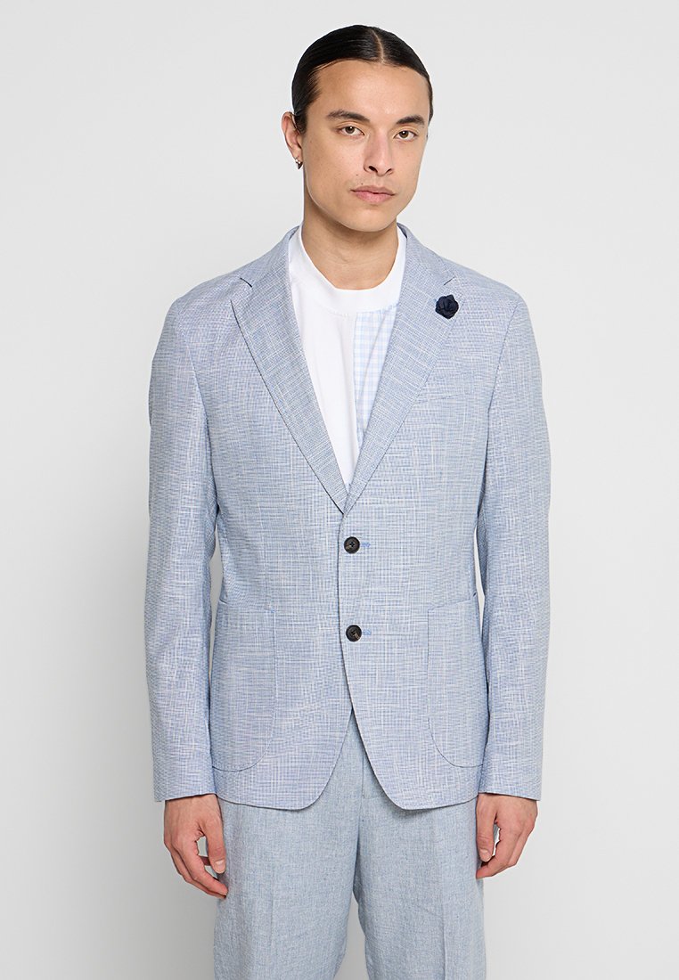 Blazer azzurro chiaro, strutturato, con motivo a quadri, collo a risvolto e due tasche frontali; presenta bottoni scuri e un accento floreale decorativo.