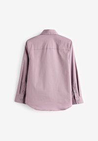 Camicia a maniche lunghe di un morbido colore lavanda. Realizzata in tessuto liscio, presenta un colletto a punta, cucitura della spalla sul retro e polsini con bottoni.