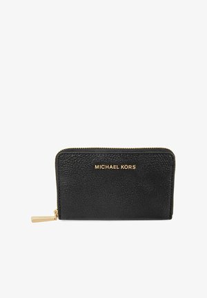 Cartera de piel negra texturizada con cremallera dorada y logo "MICHAEL KORS" en relieve dorado en el centro delantero.