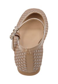 Zapato slingback beige con una parte superior de malla texturizada, correa trasera y una hebilla decorativa adornada con gemas. Diseño de punta cerrada.