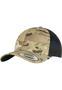 Camouflage snapback pet met een gebogen klep, stoffen voorkant en een mesh achterkant. Kenmerkt aardetinten en een merklabel aan de onderkant.