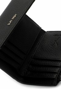 Portafoglio in pelle nera con superficie testurizzata, numerose fessure per carte e una tasca con zip. Presenta un logo goffrato discreto.
