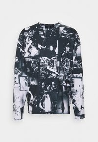 Schwarzes Langarm-Sweatshirt mit einer Collage aus monochromen Fotografien, die verschiedene Texturen und Muster zeigen.