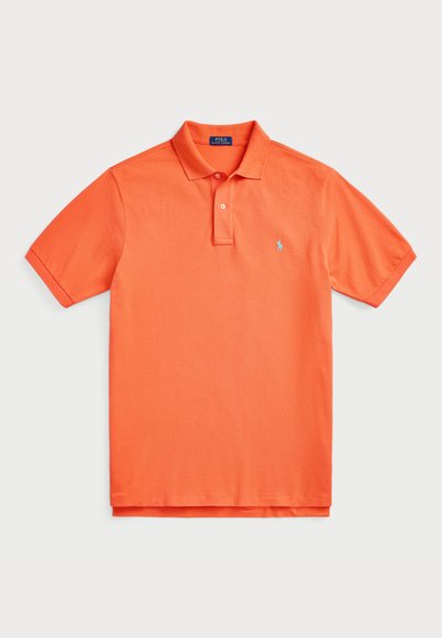 Oranžová polo košele z mäkkej látky, s klasickým golierom, trojica gombíkov na prednej strane a malým modrým logom na ľavom prsníku.