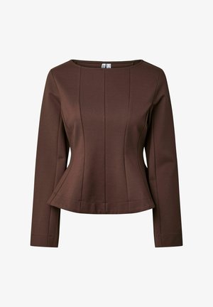 Bruin getailleerd damesshirt met lange mouwen, boothals en verticale naden voor modelvorming.