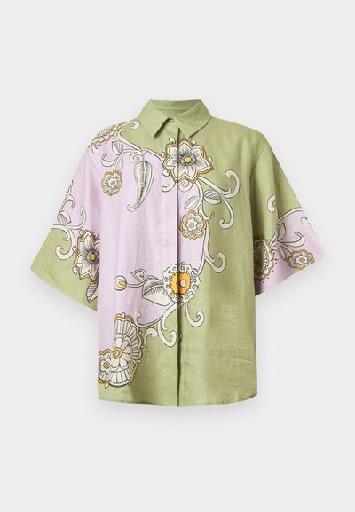 Koszula z krótkim rękawem w zielono-lawendowym designie z blokami kolorów i wzorami kwiatowymi w kolorze czarnym, żółtym i białym. Z kołnierzykiem, w luźnym kroju.
