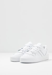 adidas Originals RIVALRY LOW - Sneakers basse - footwear white/core black