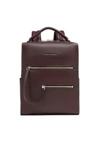 Zaino in pelle color bordeaux con trama liscia, manico superiore, spalline regolabili e doppie tasche frontali con cerniera. Accessori in metallo argentato inclusi.