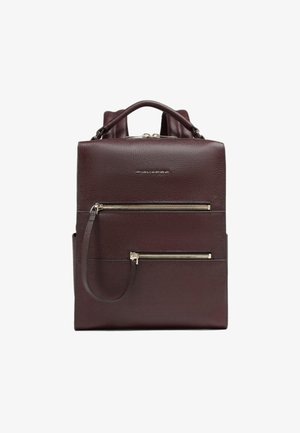 Bordeauxrode leren rugzak met een gladde textuur, een bovenste handvat, verstelbare banden en twee ritsvakken aan de voorkant. Inclusief zilverkleurige hardware-accenten.