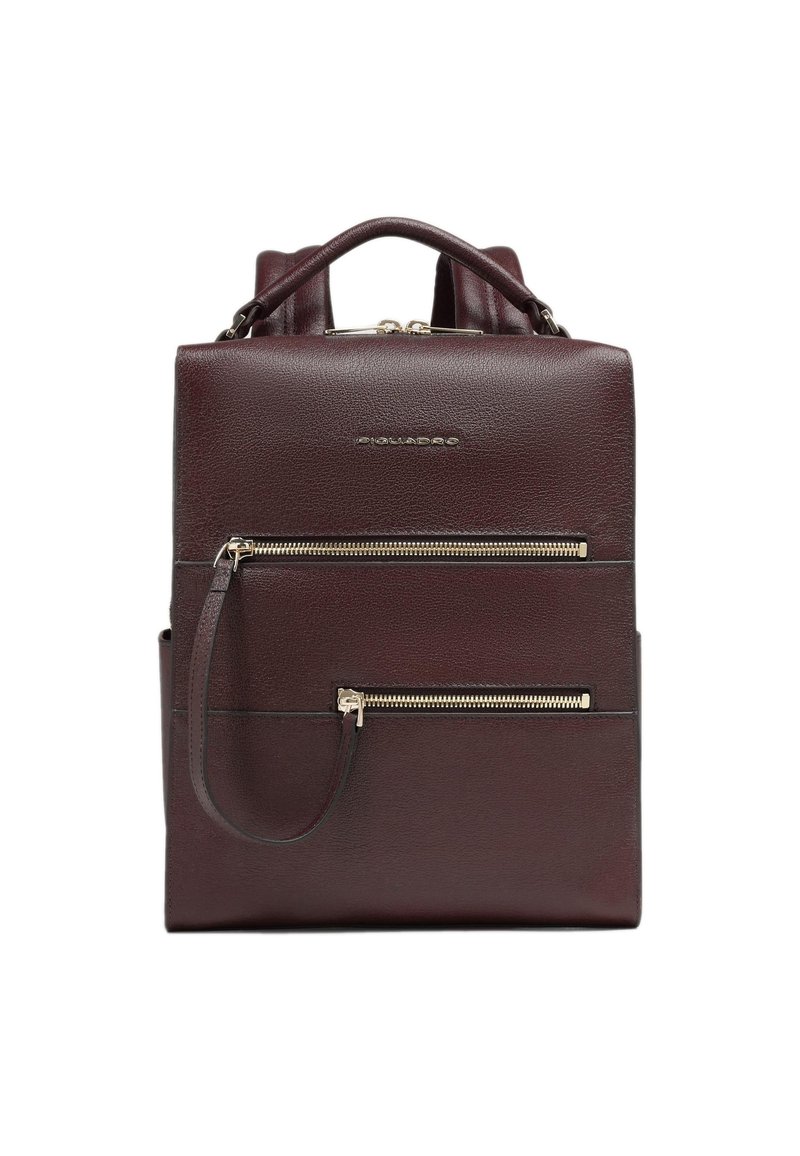 Zaino in pelle color bordeaux con trama liscia, manico superiore, spalline regolabili e doppie tasche frontali con cerniera. Accessori in metallo argentato inclusi.