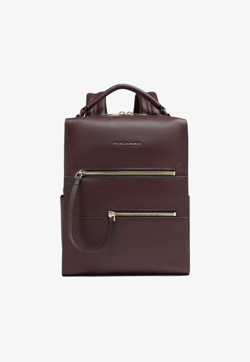 Zaino in pelle color bordeaux con trama liscia, manico superiore, spalline regolabili e doppie tasche frontali con cerniera. Accessori in metallo argentato inclusi.