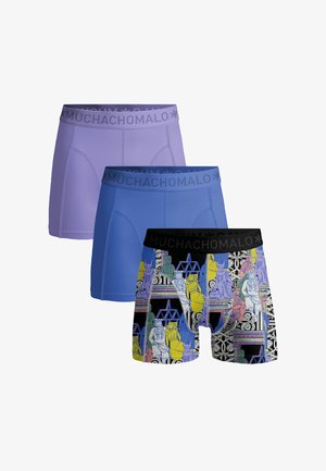 Trie bokserice: dvije u svijetloplavoj i ljubičastoj boji, jedna s šarenim, detaljnim uzorkom na crnoj pozadini, koja prikazuje razne dezene.