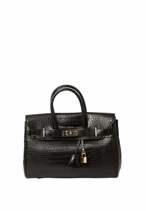 Sac à main en cuir noir à texture crocodile avec poignées supérieures, une sangle frontale avec détails de serrure et clé dorés.