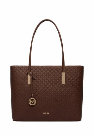 Sac cabas en cuir marron texturé avec longues anses, breloque logo dorée et petits lettrages du logo dorés au centre devant.