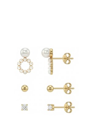 Tre par guld ørestikker: et par med perleklynger i en cirkel, et enkelt par guld kugler og et par med klare runde ædelsten.