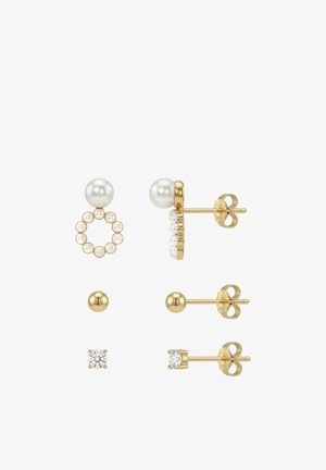Tre par guld ørestikker: et par med perleklynger i en cirkel, et enkelt par guld kugler og et par med klare runde ædelsten.