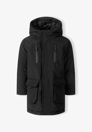 Črna podložena parka s kapuco, dvema sprednjima žepoma z zadrgo in dvema žepoma s poklopcem. Gladka tekstura z quilted notranjostjo.