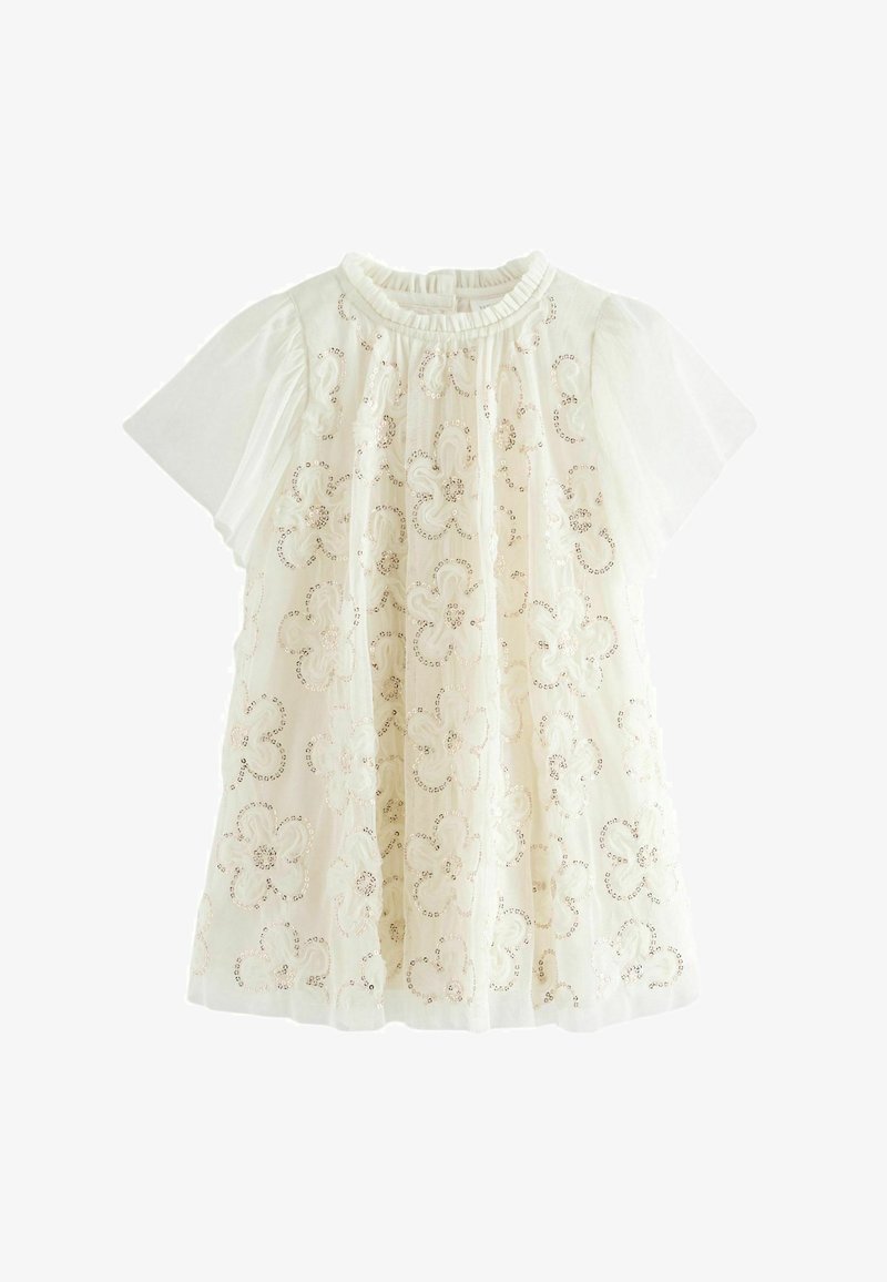 Robe blanche avec de courtes manches bouffantes, ornée d'une broderie florale et de délicates perles. Tissu léger, design plissé et accents texturés.