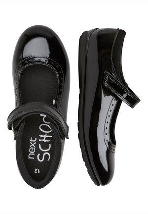 Pantofi din piele patent neagră cu design Mary Jane, având o breteală și accente perforate în zona degetelor. Tălpi interioare texturate.