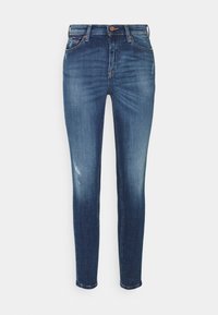 Jeans de mezclilla azul de corte ajustado con un ligero desgaste y detalles desgastados, que cuentan con bolsillos frontales y cierre de botón.