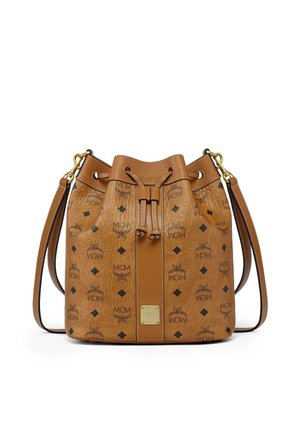 Brun læder bucket taske med sorte MCM-logoer og diamantmønstre, justerbar skulderrem og snorelukning med guldfarvet hardware.