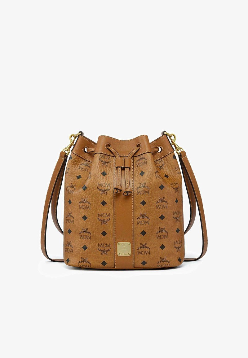 Bruine leren bucketbag met zwarte MCM-logo's en ruitpatronen, verstelbare schouderriem en trekkoordsluiting met gouden hardware.