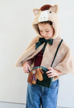 Cappotto beige peloso con orecchie di cavallo e dettagli marroni, abbinato a una borsa verde a forma di cavallo, con dettagli decorativi e frange.