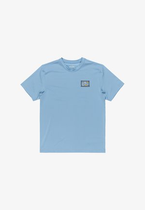 Lichtblauwe T-shirt met korte mouwen in synthetische stof, met een kleine golfafbeelding op een vierkante patch op de borst. Gladde textuur.