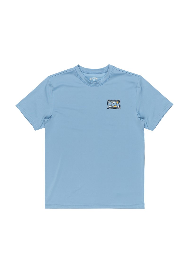 Svetlomodré tričko s krátkym rukávom zo syntetického materiálu, s malou grafikou vlny na štvorcovom nášivke na hrudi. Hladká textúra.