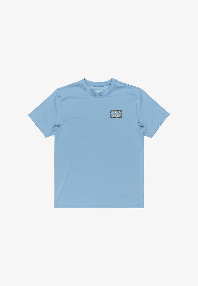 Svetlomodré tričko s krátkym rukávom zo syntetického materiálu, s malou grafikou vlny na štvorcovom nášivke na hrudi. Hladká textúra.