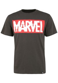 Grå bomull t-shirt med en stor pixelerad "MARVEL"-logotyp i vitt och rött, med rund halsringning och korta ärmar.