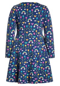 Sukienka z długim rękawem uszyta z granatowego materiału, ozdobiona kolorowym wzorem kwiatowym i tęczowym, z dopasowanym pasem i rozkloszowanym dołem.