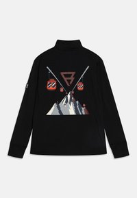 Schwarzes Langarmshirt mit einem bunten Bergmotiv, Skiliften und einem Logo. Das Material wirkt glatt und hat eine figurnahe Passform.