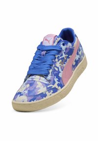 Zapatillas multicolores con un estampado de camuflaje azul y púrpura, detalles en rosa, suela texturizada y cordones azules. Logo de PUMA en la lengüeta.